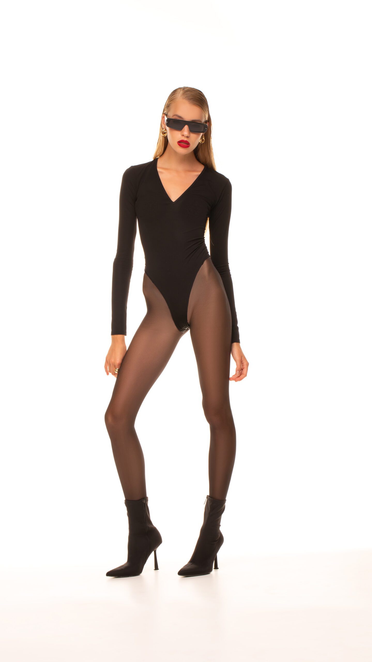 модель у чорному боді VALERY BODYSUIT бренду Her Name