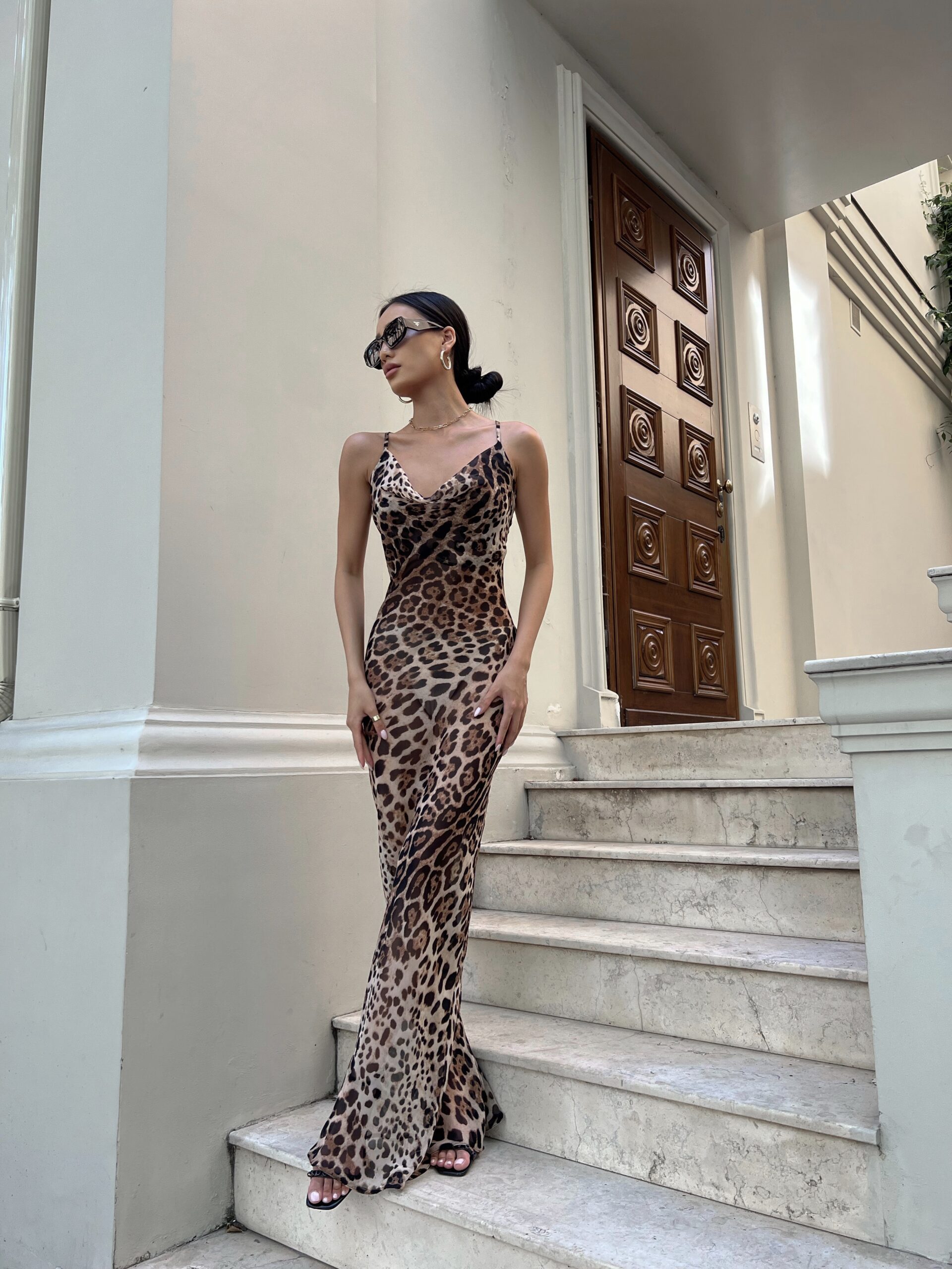 Модель у леопардовому платті LEO DRESS від бренду Her Name стоїть біля сходів