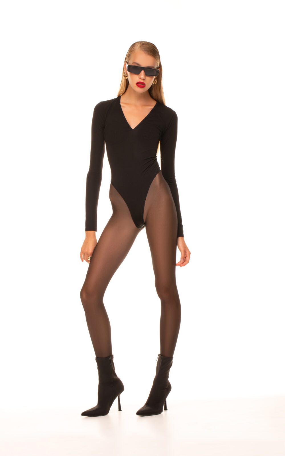 модель у чорному боді VALERY BODYSUIT бренду Her Name