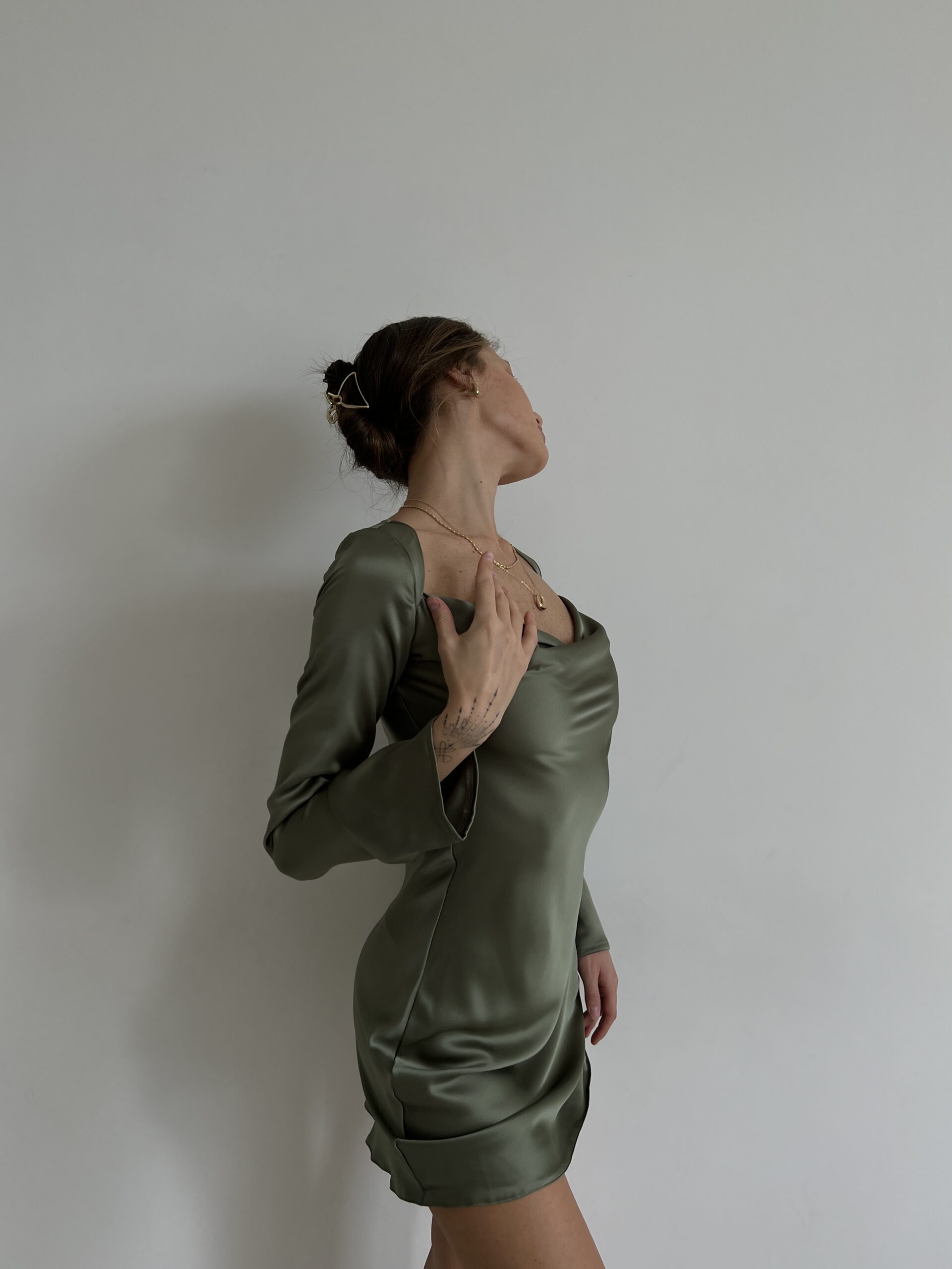 Модель у платті оливкового кольору MINI SATIN DRESS від українського бренду HER NAME