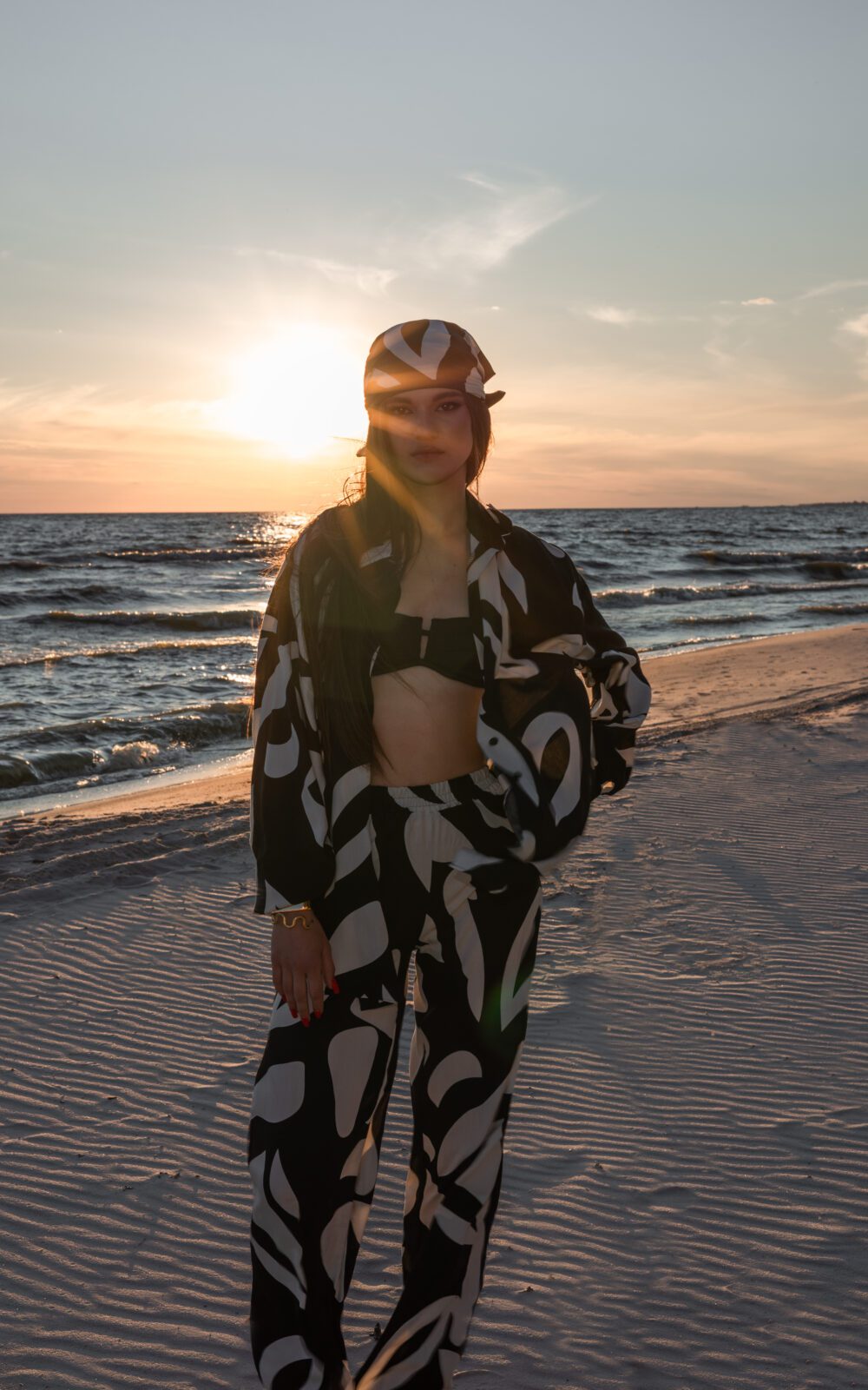 Модель на фоні чорного моря в SOLOMIA SUIT черно більного кольору від бренду Her Name