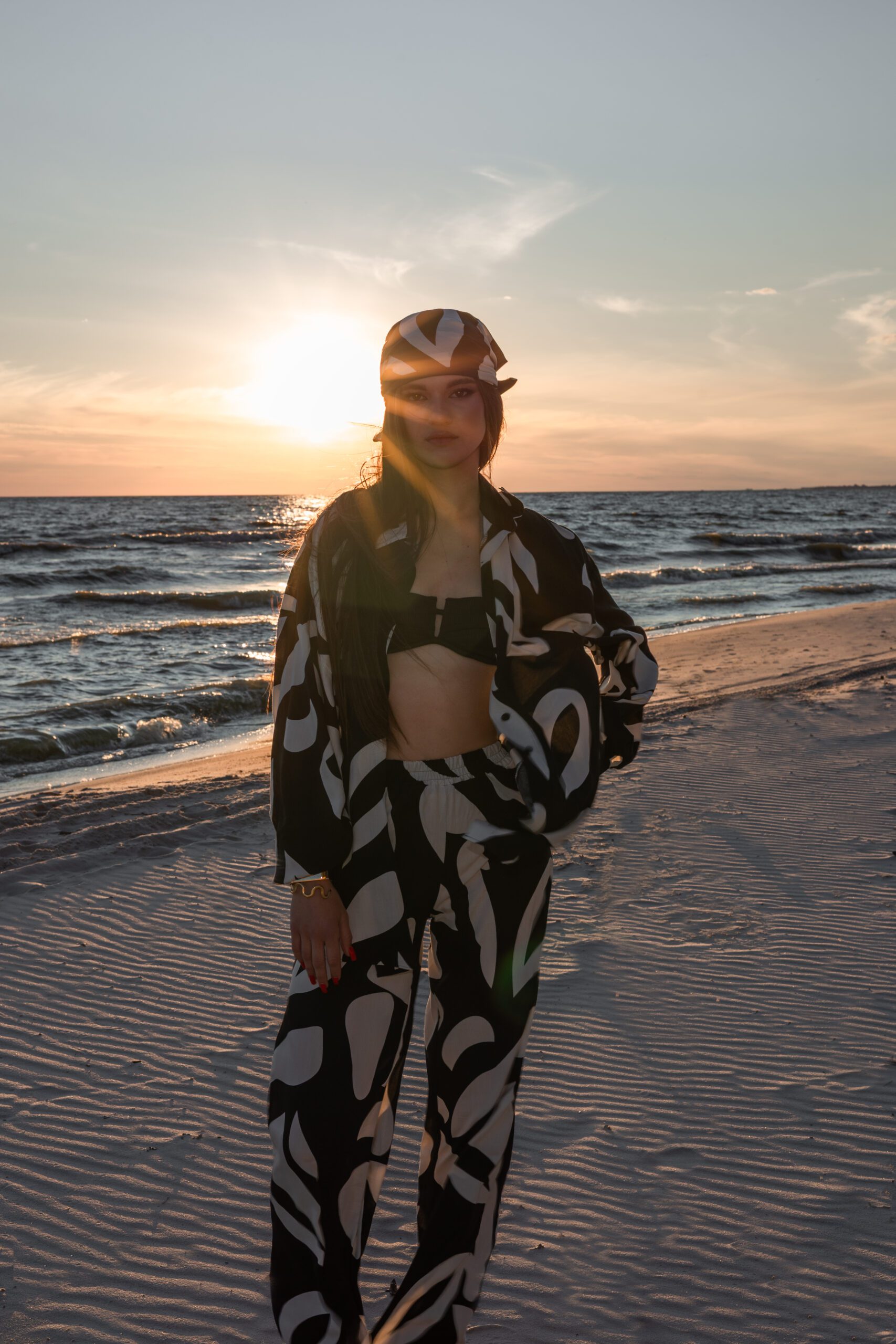 Модель на фоні чорного моря в SOLOMIA SUIT черно більного кольору від бренду Her Name